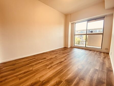 大きな開口部から明るい光が差し込む、日中の室内の明るさがこの部屋の魅力です。