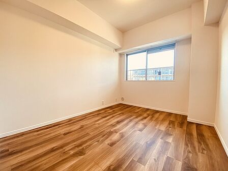 どんな家具にでも相性が良い清潔感ある白色調のクロスを採用。主張しすぎない配色、耐久性にも優れた床材は日々のメンテナンスも楽に、快適に過ごして頂けるよう考えられています。