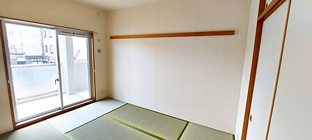 大きな開口部から明るい光が差し込む、日中の室内の明るさがこの部屋の魅力です。 