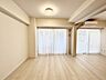リビング/ダイニング：家族や友人、両親、親戚とこれから沢山の時間を紡ぐのだろう。そこを彩るのは窓から見える青い空、心地よい緑。そんなイメージが膨らむリビングスペース。 