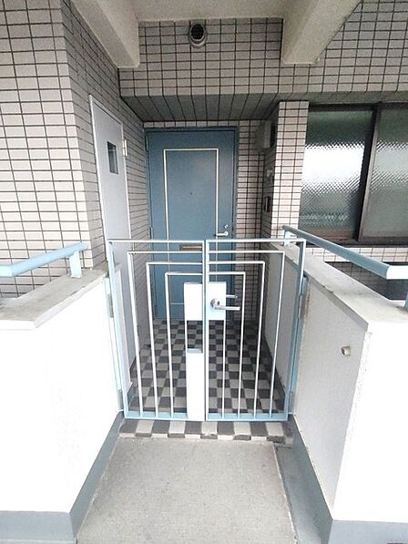 お客様をお迎えする門扉付き玄関、お家の出入りもスムーズに行えます。 