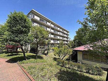 広めのバルコニーは風通しも良くお洗濯物もしっかりと干すことができます!