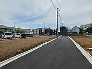 戸建てが立ち並ぶ静かな住宅街。四季折々の移り変わりを感じながら自然と楽しみ、暮らす、そんな毎日を日々の中で感じられる住環境 