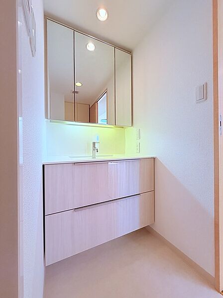 お出かけ前の身だしなみに一歩差がつく三面鏡。ミラー裏にはたっぷり収納もございます。