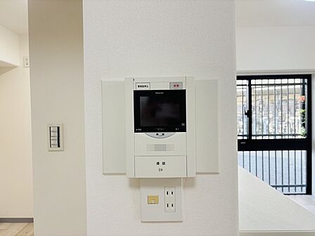 録画機能もあり、どのような人が何時に来訪されたのかが分かります。防犯上はもちろん、お届け物などの把握にも便利です。ライトが付いているので、夜間でも安心です。