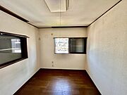 今からここを誰のお部屋にしようか、そんな洋室。大きさは6帖です。 