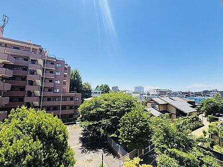 窓から眺める風景は一日の疲れを癒すヒーリングを奏でる、心地の良い時間を演出してくれます。室内も重要ですが、周りの環境もマイホーム選びの大事なポイント