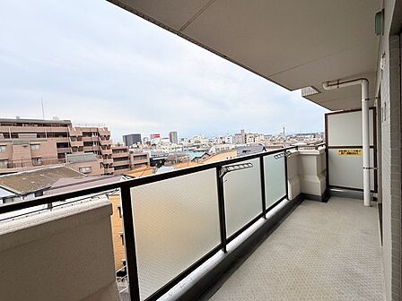 広めのバルコニーは風通しも良くお洗濯物もしっかりと干すことができます!