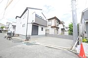 セカンドカーや来客時にも便利なカースペース2台分ございます。 