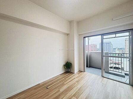大きな開口部から明るい光が差し込む、日中の室内の明るさがこの部屋の魅力です。 