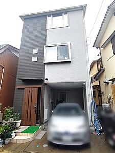 外観：カースペースは1台駐車できます。車庫の出し入れのしやすさなど、実際に現地にてご確認ください。 