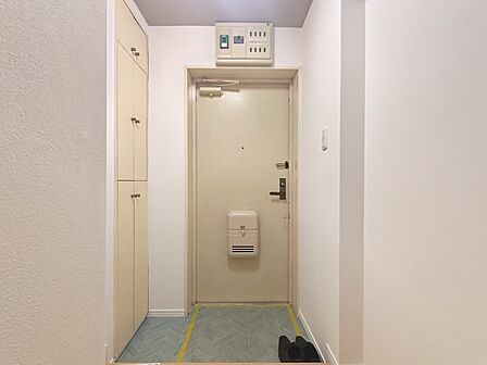造り付けの靴棚を配した玄関ホール。