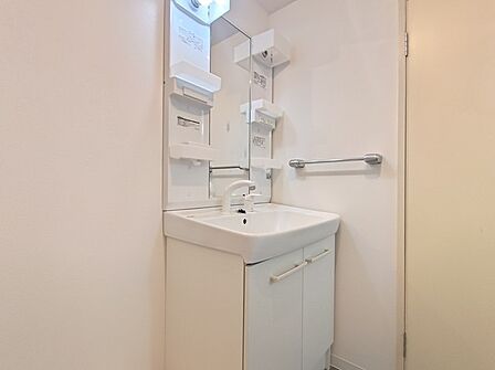 収納付きの洗面化粧台。