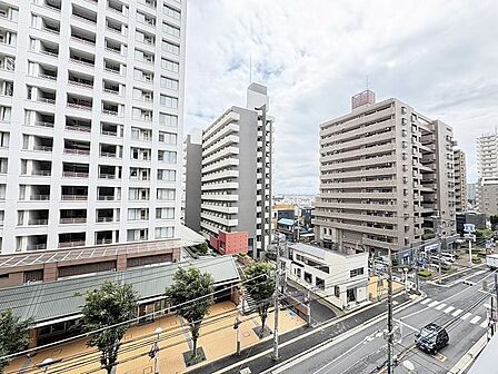 窓から眺める風景は一日の疲れを癒すヒーリングを奏でる、心地の良い時間を演出してくれます。室内も重要ですが、周りの環境もマイホーム選びの大事なポイント