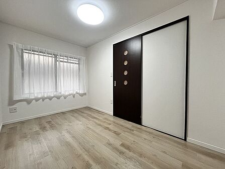 今からここを誰のお部屋にしようか、そんな洋室。大きさは5.25帖です。