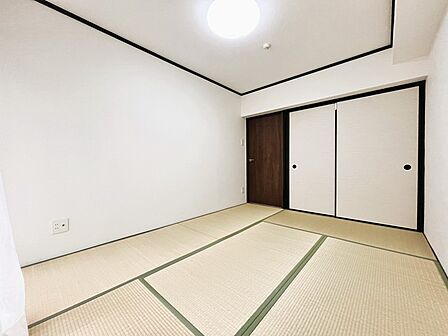 和室があるとやはりどこか心落ち着いてしまいます。客間としてもちょうど良い6帖。 