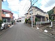 6m幅員の道路に面しておりお車の運転が苦手な方でも安心して出入りいただけます。 