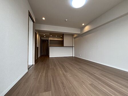 いつも家族の集まるLDKは広々とした16.4帖。通風・採光にも優れ、心安らぐ風と光がたえない空間。汎用性に富んだ居住スペースと、高揚感さえも与えてくれる住空間です。