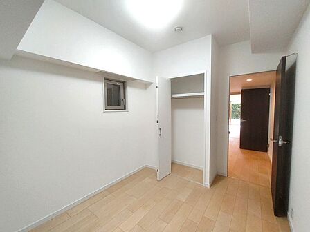 衣類の整理整頓に嬉しいクローゼット付きのお部屋。お子様のお部屋としても便利です。