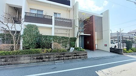 商業施設が徒歩圏内に充実、日々のお買い物も安心な環境です。