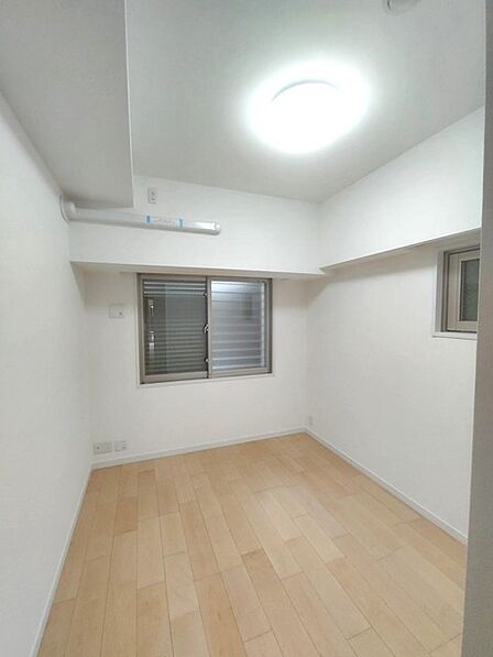 今からここを誰のお部屋にしようか、そんな洋室。大きさは5.0帖です。