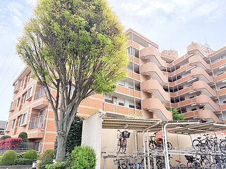 戸建てが立ち並ぶ静かな住宅街。四季折々の移り変わりを感じながら自然と楽しみ、暮らす、そんな毎日を日々の中で感じられる住環境