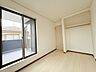 洋室：真ん中の部屋4.62帖 どんな家具にでも相性が良い清潔感ある白色調のクロスを採用。主張しすぎない配色、耐久性にも優れた床材は日々のメンテナンスも楽に、快適に過ごして頂けるよう考えられています。 