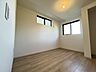 洋室：今からここを誰のお部屋にしようか、そんな洋室。大きさは約4.8帖です。 