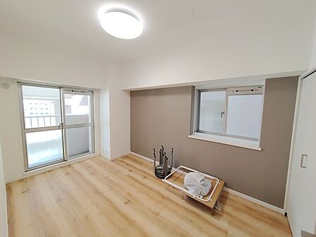 洋室6.0帖： ゆとりの6.0帖ある寝室、陽光が入りやすく朝の目覚めも気持ち良く起こしてくれます。 