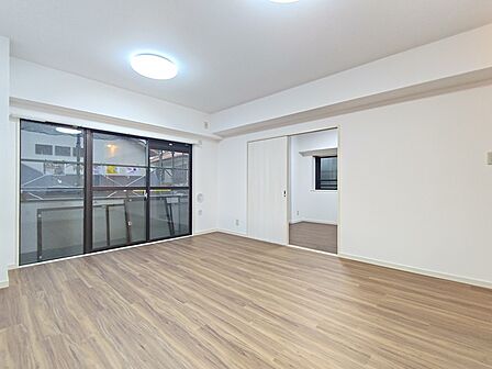 【ＬＤＫ／約14．5帖】 家族や友人、両親、親戚とこれから沢山の時間を紡ぐのだろう。 そこを彩るのは窓から見える青い空、心地よい緑。そんなイメージが膨らむリビングスペース。 
