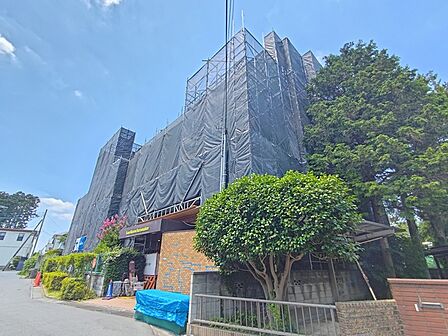 西武池袋線「稲荷山公園」駅から徒歩7分。 四季を感じる緑豊かな立地に佇む管理体制良好マンション。