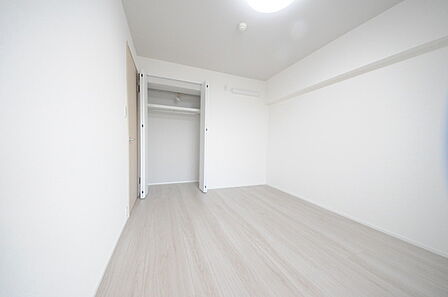 衣類の整理整頓に嬉しいクローゼット付きのお部屋。お子様のお部屋としても便利です。 