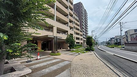 商業施設が徒歩圏内に充実、日々のお買い物も安心な環境です。