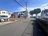 外観：5.5ｍ～5.6ｍm幅員の道路に面しておりお車の運転が苦手な方でも安心して出入りいただけます。 