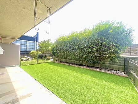 南側のお部屋から出入りできる、奥行きのあるワイドバルコニー。心地よい陽射しと暖かな風を楽しむことが出来ます。 