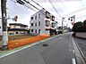 外観：前面道路は広く、駐車がしやすいです。駐車スペース1台分ございます。 
