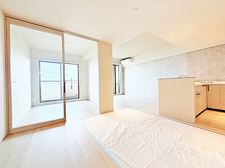 大きな開口部から明るい光が差し込むリビング。日中の室内の明るさがこの部屋の魅力です。