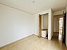 室内：どんな家具にでも相性が良い清潔感ある白色調のクロスを採用。主張しすぎない配色、耐久性にも優れた床材は日々のメンテナンスも楽に、快適に過ごして頂けるよう考えられています。 