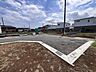 周辺：現地周辺（同分譲地内）の様子 開発道路幅員5ｍ（60m）