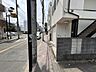 外観：前面道路は広さがございます。