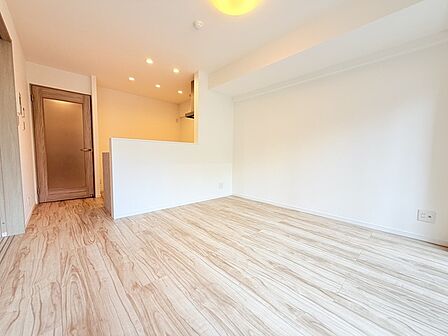 家族団欒のリビング。陽光差し込む食卓には家族の会話とスマイルが溢れます。いつまでもここで食卓を囲みたくなる、そう感じさせてくれるスペース。