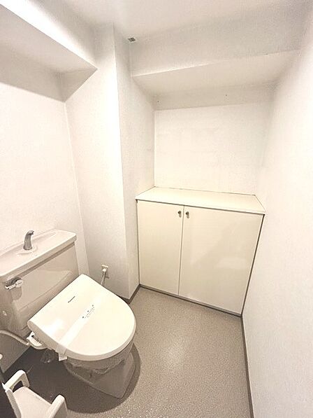 1.2階にそれぞれトレイがございます。朝の混雑時に分散して利用できるほか、ゲスト用としても使い分けることもできます。