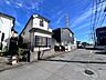 周辺：周辺の街並み 低層の住宅が立ち並ぶ住宅地です（25m）