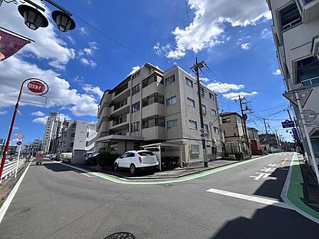 空の広がりを感じる角地に位置し、開放的な空気感に包まれています。心地よい距離感が魅力の建物です