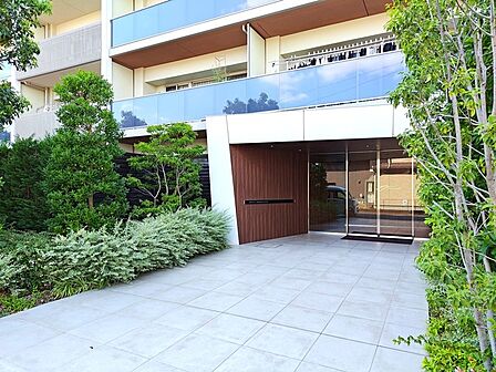 建物も植栽も、管理人さんによって綺麗に整備されております。
