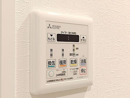 便利な浴室暖房乾燥機つき。浴室内をすぐ乾かせてメンテナンスしやすく、また雨の日のお洗濯でも安心です。