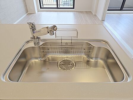 キッチンシンクには、いつでも綺麗なお水が利用できる「浄水機能付き水栓」を装備！