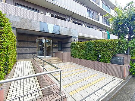 建物も植栽も、管理人さんによって綺麗に整備されております。
