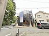 外観：緑豊かな街並みに馴染む落ち着いた住環境が広がり心地よい日常を予感させます 