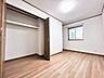洋室：今からここを誰のお部屋にしようか、そんな洋室。大きさは6帖です。 